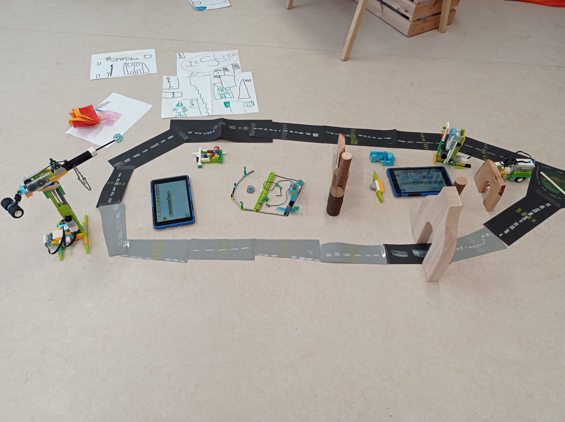 LEGO-Straße und Fahrzeuge für das Thema Stadt